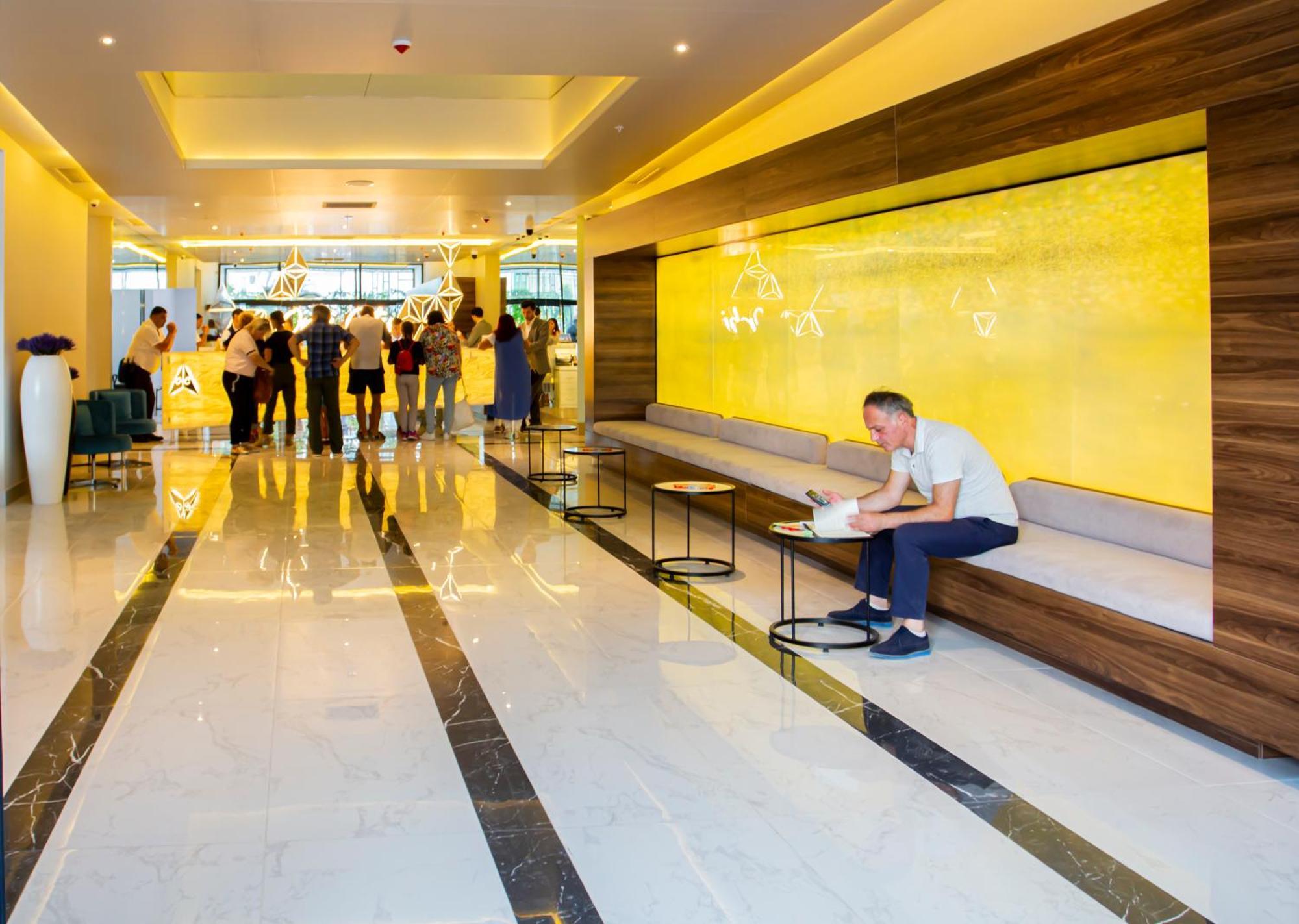 Orbi City Center Sea View Aparthotel Батуми Екстериор снимка