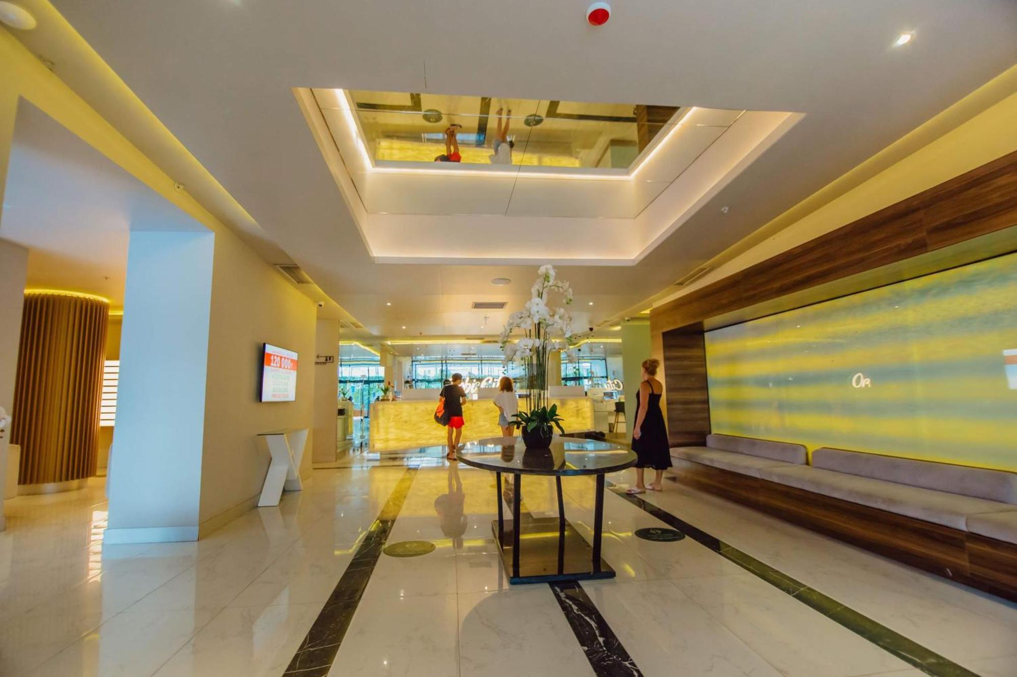 Orbi City Center Sea View Aparthotel Батуми Екстериор снимка
